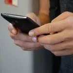 Come riconoscere una truffa via SMS o WhatsApp