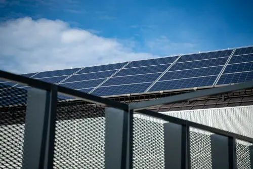 Tegole fotovoltaiche: come funzionano e quanto rendono