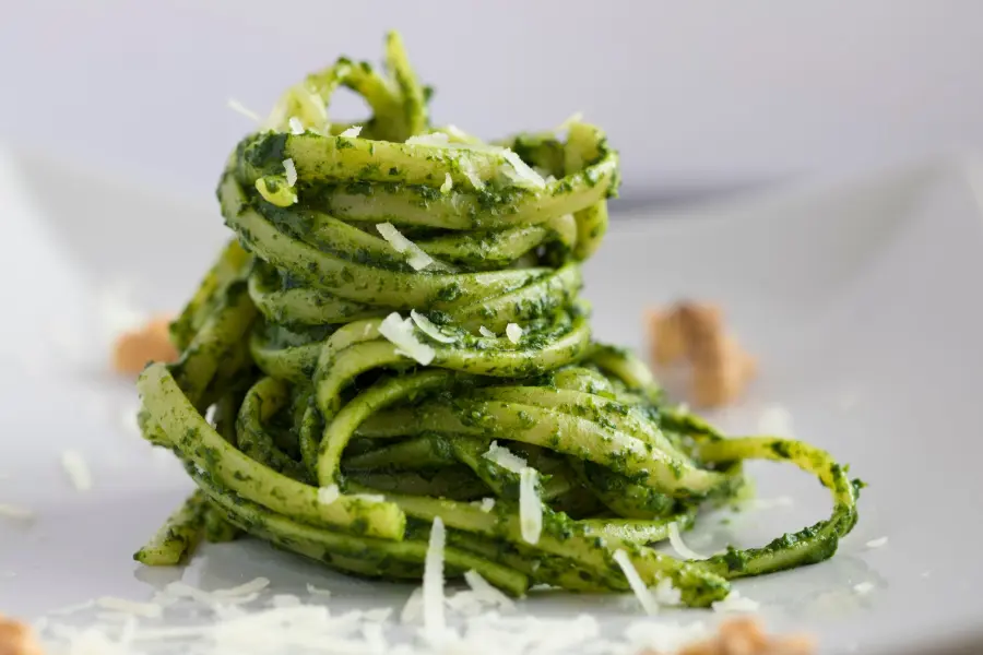 Pesto di zucchine: ricetta cremosa senza cottura