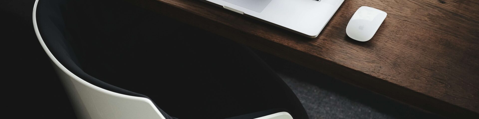 un tavolo per lavorare, un laptop