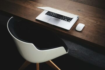 un tavolo per lavorare, un laptop